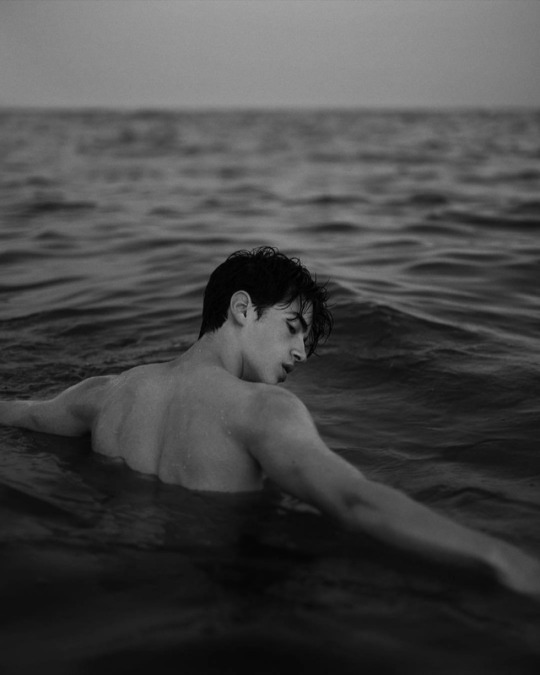 Die Zahl 28 sind die Lippen, die sich im Himmel bewegen